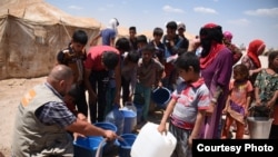 Nerves Mülteci Konseyi ekipleri Fellucelilere içme suyu yardımı yapıyor