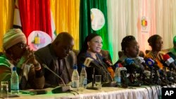 Zimbabwe Electoral Commission Chairwoman Qhubani Moyo, center, announces the results of the presidential election in Harare, Zimbabwe, Aug. 3, 2018.