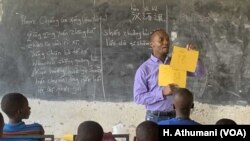 Mwalimu akifunza wanafunzi katika shule ya Everest College wilayani Luwero, Uganda. [Picha: Maktaba]