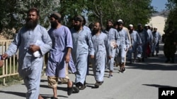بگرام جیل سے رہا کیے جانے والے طالبان قیدیوں کا ایک گروپ