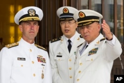 美国海军作战部长理查森上将在北京的中国海军总部听取中国海军司令员吴胜利上将的介绍。（2016年7月18日）