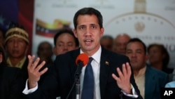 El presidente interno de Venezuela, Juan Guaidó aseguró que los legisladores seguirán sesionando, “sea donde sea”, pero afirmó que no iban a renunciar al Palacio Federal Legislativo.