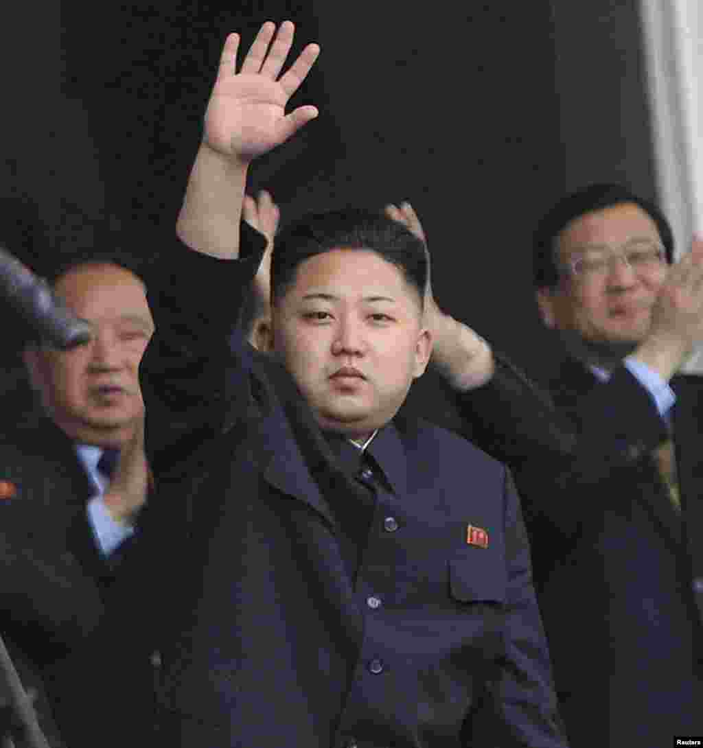 Kim Conq Un Pxenyanda babasının ad günü münasibətilə düzlənlənən mərasimdə vətəndaşlara və əsgərlərə əl yelləyir.