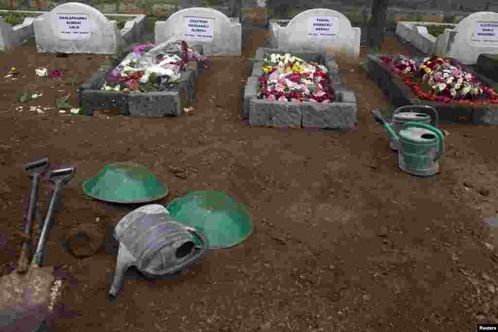 Fresh graves of Westgate Mall shooting victims in a cemetery in Nairobi, Sept. 25, 2013.&nbsp;