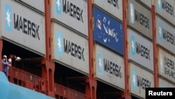 រូបភាព​ឯកសារ៖ ក្រុមការងារ​កំពុង​មើល​ពី​លើ​ចេញ​ពី​នាវាកុងតឺន័រ​ធំបំផុត​ក្នុង​ពិភពលោក MV Maersk Mc-Kinney Moller កាលពីថ្ងៃ​ទី​២៧​ កញ្ញា ២០១៣