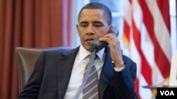 Le Président Barack Obama au téléphone.