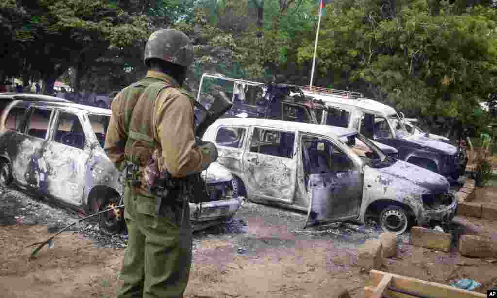 Keniyaning Mpeketoni shahri yaqinidagi Kibaoni qishlog&#39;ida jangarilar tomonidan vayron qilingan avtomobillar, 16-iyun, 2014-yil.