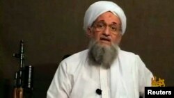 El líder de al-Qaeda, Ayman al-Zawahri, habla desde un lugar no identificado, en esta imágen de video de 2011.