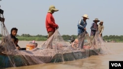 Villagers are net fishing in the Tonle Sap Lake, in Kampong Chhnang province, Cambodia, on March 12, 2020. (Sun Narin/VOA Khmer) 