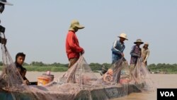 Villagers are fishing in Tonle Sap Lake in Kampong Chhnang province’s Chhnuk Trou, on March 12, 2020. (Sun Narin/VOA Khmer)