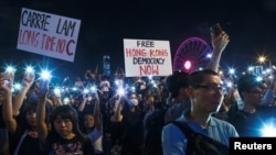 26일 홍콩 도심에서 시민들이 ‘범죄인인도조례’ 개정 문제를 오는 주요 20개국(G20) 정상회의에서 다뤄달라는 시위를 하고 있다. 