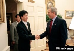 조지 W. 부시 미국 대통령이 지난 2005년 6월 백악관 집무실에서 탈북자 강철환 씨를 면담했다.