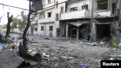 Thiệt hại sau các vụ pháo kích ở tuyến đầu trong khu phố Al-Khalidiya, thành phố Homs.
