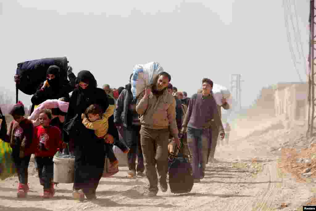 مردم جنگ زده در حال فرار از منطقه غوطه شرقی. این منطقه در اختیار مخالفان اسد است. دولت سوریه با حمایت روسیه، به رغم آتش بس سازمان ملل، هر روز به غوطه حمله می کند. &nbsp;