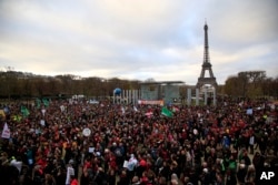 Activistas junto à Torre Eiffel, em Paris, na semana da assinatura do acordo.
