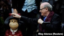 O cartoonista Joaquin Salvador Lavado, Quino, toca uma escultura de sua personagem cómica Mafalda, 23 outubro, Oviedo, Espanha