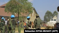 Pasukan penjaga perdamaian PBB berjaga di luar sebuah gereja di Beni, Kongo, setelah bom meledak menjelang misa, 27 Juni 2021. (Foto: Sébastien KITSA MUSAYI / AFP) 