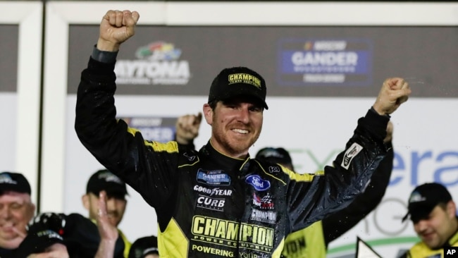 Grant Enfinger celebra en Victory Lane después de ganar la carrera de autos NASCAR Truck Series en Daytona International Speedway, el viernes 14 de febrero de 2020, en Daytona Beach, Florida (AP Photo / John Raoux)