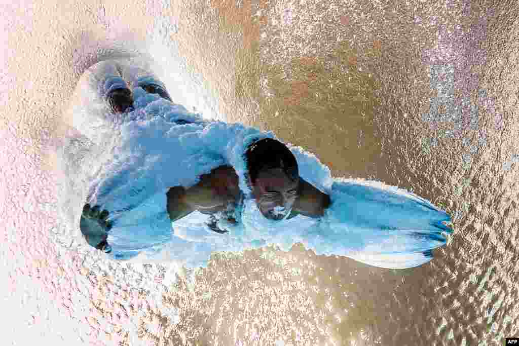 Thomas Daley dari Inggris dalam pertandingan lompat indah di Olimpiade Rio 2016 di Stadion Akuatik Maria Lenk di Rio de Janeiro (20/8). (AFP/François-Xavier Marit)