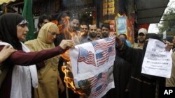 အိန္ဒိယနိုင်ငံမှာ မွတ်ဆလင်တက်ကြွလှုပ်ရှားသူတချို့ အမေရိကန်အလံကို မီးရှို့ဆန္ဒပြနေစဉ်။ 