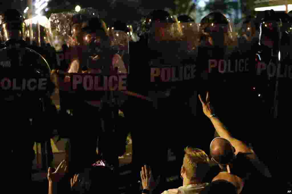 زانو زدن در مقابل پلیس و بالا بردن دست به نشانه مسالمت‌آمیز بودن اعتراضات از تصاویر رایج اعتراضات این روزهاست.