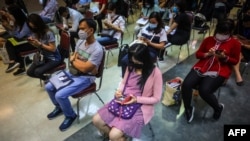 ထိုင်းနိုင်ငံက ရွှေ့ပြောင်းအလုပ်သမားများကို လဝက ရုံးအတွင်း တွေ့ရစဉ် (မတ်လ ၂၄ ရက် ၊ ၂၀၂၀)