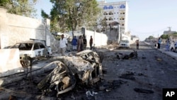 Mobil yang hancur terlihat di luar Hotel Jazeera Hotel, di Mogadishu, Somalia (2/1).