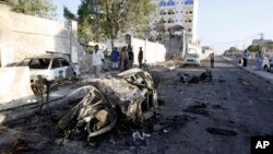 1月2日,摩加迪沙的一家酒店門外還清楚看到爆炸襲擊後的汽車殘骸。