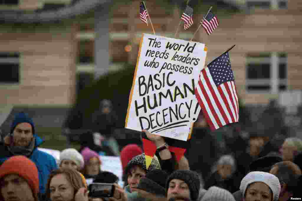 Pessoas protestam na sequência do resultado das eleições americanas, contra Presidente-eleito Donald Trump em Berlim, Alemanha, Nov. 12, 2016.