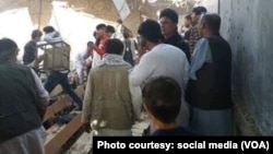 پولیس کابل می‌گوید که مهاجم مواد همراهش را در داخل یک صنف آموزشی این مرکز منفجر ساخته است