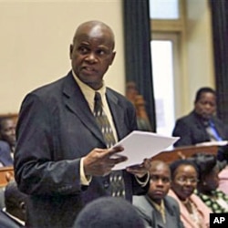 Zimbabwe's Justice Minster Patrick Chinamasa moves a motion in parliament to pass a constitutional amendment bill, Harare (February 2010 file photo)