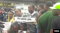 Many Zimbabweans in Harare are calling for Mugabe to go, Nov. 18, 2017. (K. Zvinavashe/VOA)