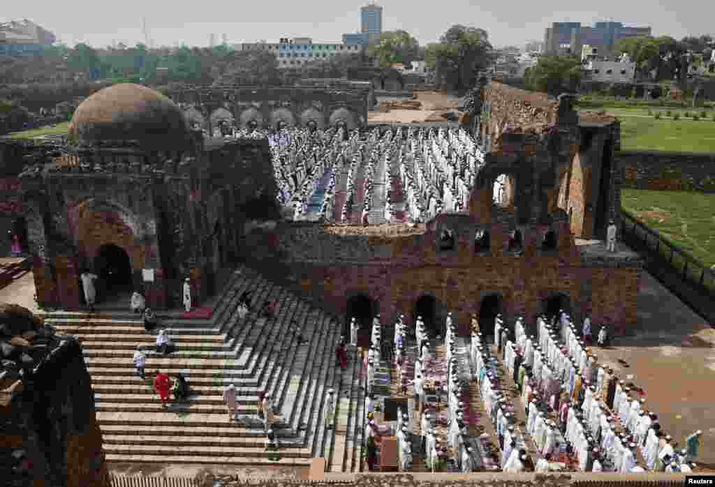 Umat Muslim sholat Idul Fitri di reruntuhan masjid Feroz Shah Kotla di New Delhi, India.