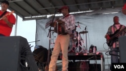 A band called Bon Ton Mickey and the Zydeco Hot Steppers performs at the Brazoria County Crawfish Festival near Houston. (G. Flakus/VOA)