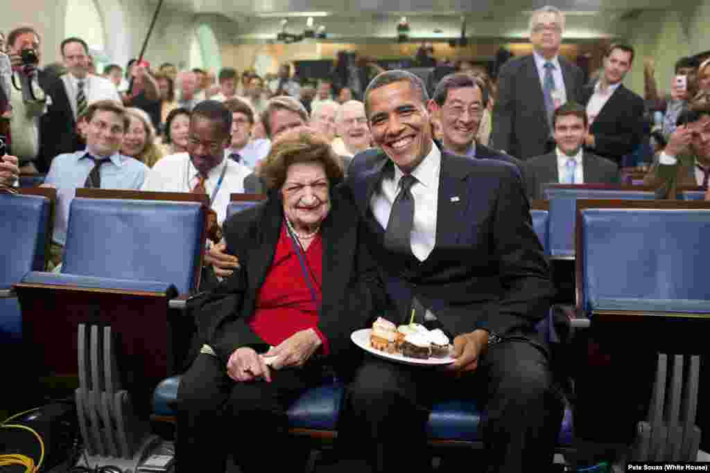 ABŞ prezidenti Barak Obama veteran jurnalist Helen Toması ad günü münasibətilə təbrik etmək üçün Ağ Evin brifinq otağında şəkil çəkdirən zaman, 4 avqust 2009-cu il.