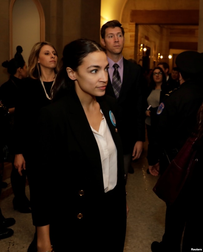 La representante demócrata por Nueva York Alexandria Ocasio-Cortez defendió comentarios de la representante Ilhan Omar sobre Israel.