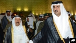 Penguasa Kuwait, Emir Sheikh Sabah Al Ahmad Al Sabah (kiri), bersama penguasa Qatar, Emir Sheikh Tamim bin Hamad Al Thani di Doha, Qatar, 7 Juni 2020. (Foto: Kuwait News Agency)