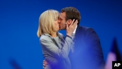 امانوئل مکرون و همسرش بریژیت در روز انتخابات ریاست جمهوری در پاریس - ۲۳ آوریل ۲۰۱۷