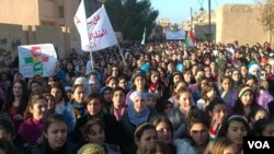 Syrian Kurds protesting in the town of Amude