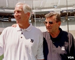 Joe Paterno (derecha) y Jerry Sandusky, en una gráfica de archivo del 6-8-99.