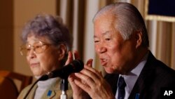 일본인 납북자 요코다 메구미 씨의 아버지 시게루 씨와 어머니 사키에 씨가 24일 도쿄의 외신기자협회에서 기자회견을 열었다.