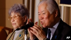 지난 3월 일본인 납북자 요코다 메구미 씨의 아버지 시게루 씨와 어머니 사키에 씨가 도쿄의 외신기자협회에서 기자회견을 가졌다. (자료사진)