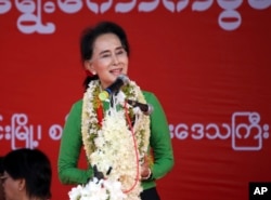 Myanmar's opposition leader Aung San Suu Kyi speaks during an election campaign for her National League for Democracy party, Sept 27, 2015.