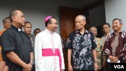 Uskup Agung Semarang Mgr. Robertus Rubiyatmoko Senin petang (19/2) bertemu tokoh Muslim Syafii Maarif yang mendatangi gereja segera setelah terjadi penyerangan Minggu 11/2 lalu. (Foto: VOA/Munarsih)