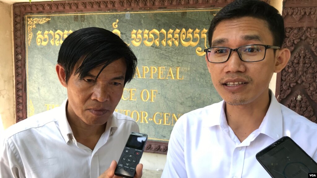 រូបឯកសារ៖ លោកយាង សុធារិន្ទ (ស្តាំ) និងលោក អ៊ួន ឈិន អតីតអ្នកសារព័ត៌មានអាស៊ីសេរី ថ្លែងទៅកាន់អ្នកកាសែត បន្ទាប់ពីតុលាការឧទ្ធរណ៍បានសម្រេចច្រានចោលបណ្តឹងឧទ្ធរណ៍របស់អ្នកទាំងពីរ ថ្ងៃទី២១ ខែមិថុនា ឆ្នាំ២០១៩។ (ហ៊ុល រស្មី/VOA)