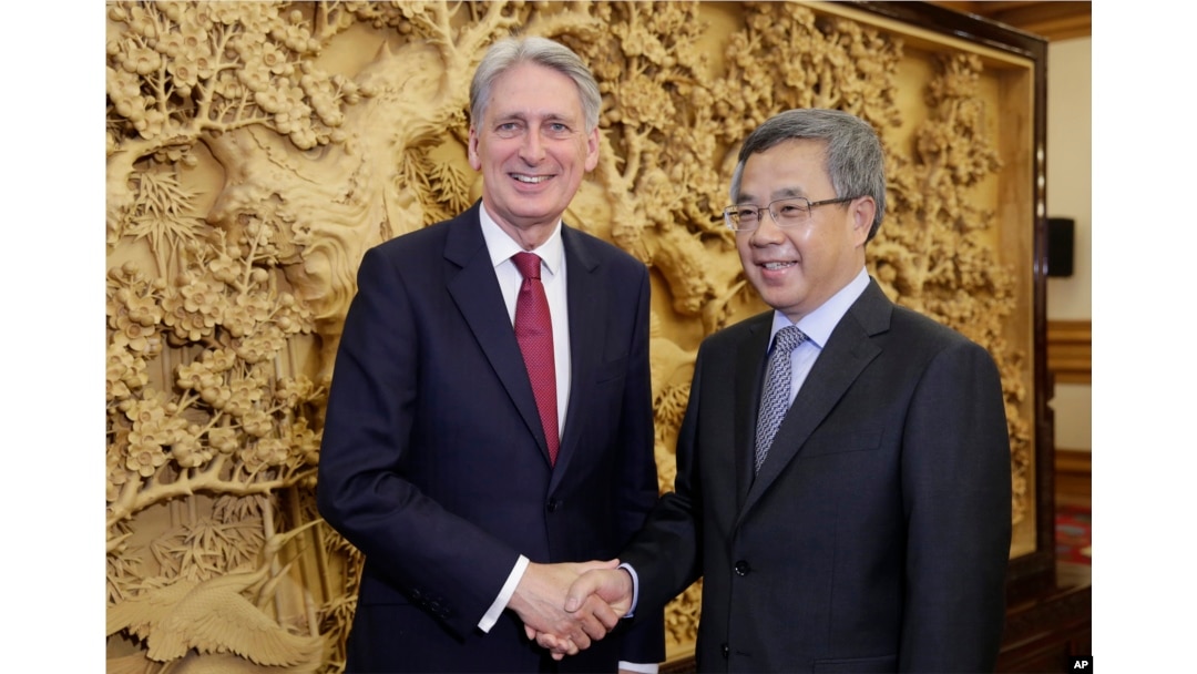 英国财政大臣菲利普·哈蒙德2018年6月27日在北京中南海会见中国国务院副总理胡春华。