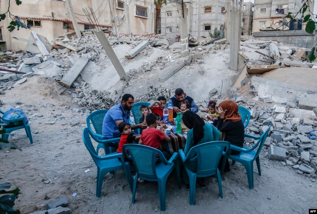 افطار یک خانواده فلسطینی در خرابه های غزه