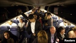 Según congresistas, hablar por teléfono en un avión es ruidoso y posiblemente perturbador para los otros pasajeros.