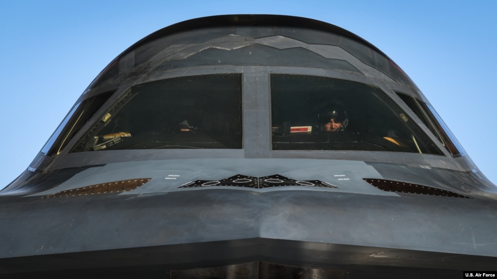美军一架B-2战略轰炸机准备起飞演练（美国空军2020年3月8日照片）(photo:VOA)