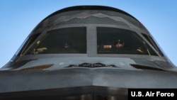 美軍一架B-2戰略轟炸機準備起飛演練（美國空軍2020年3月8日照片）